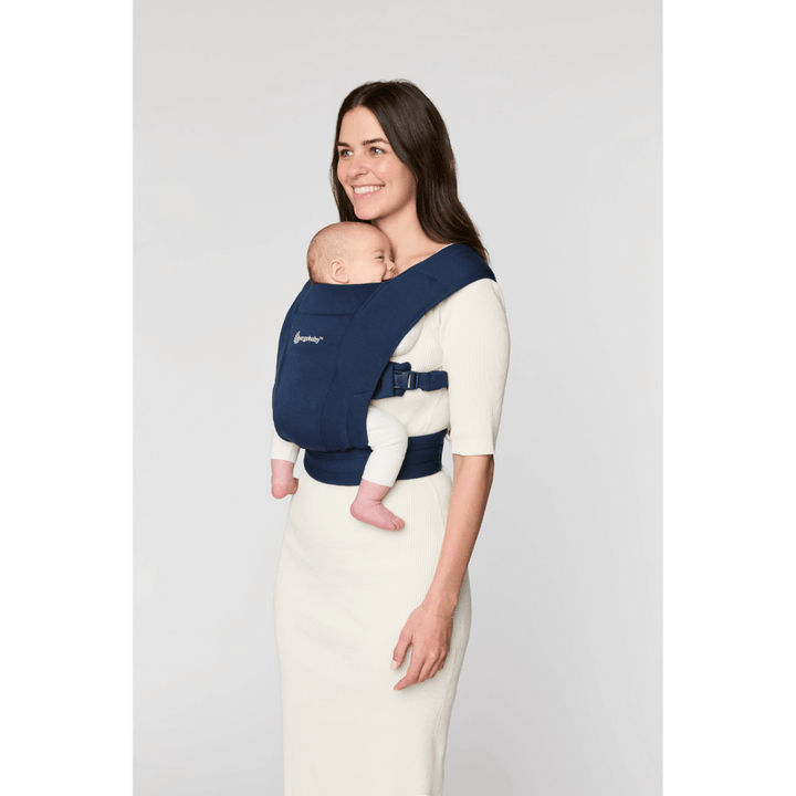Ergobaby Embrace Newborn Baby Carrier – Soft &amp; Lightweight Fabric, Ergonomic “M” Position and Head Support, Adjustable Waistbelt &amp; Cross Straps, 3 Carry Positions, Easy to Use, 3-11 Kgs, Birth to 12 Months, Midnight Blue